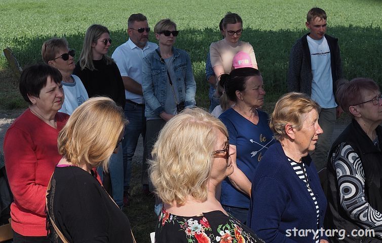 Powicenie odnowionej kapliczki w. Jana Nepomucena w Ktkach