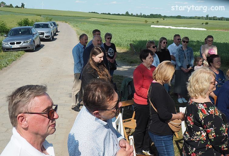 Powicenie odnowionej kapliczki w. Jana Nepomucena w Ktkach