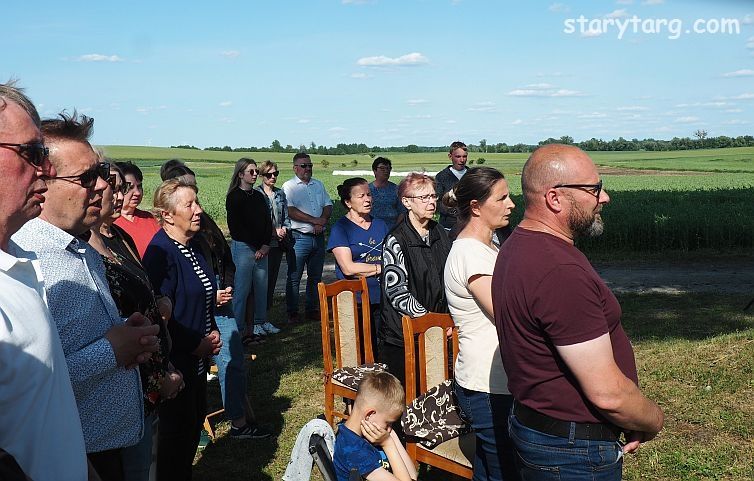 Powicenie odnowionej kapliczki w. Jana Nepomucena w Ktkach