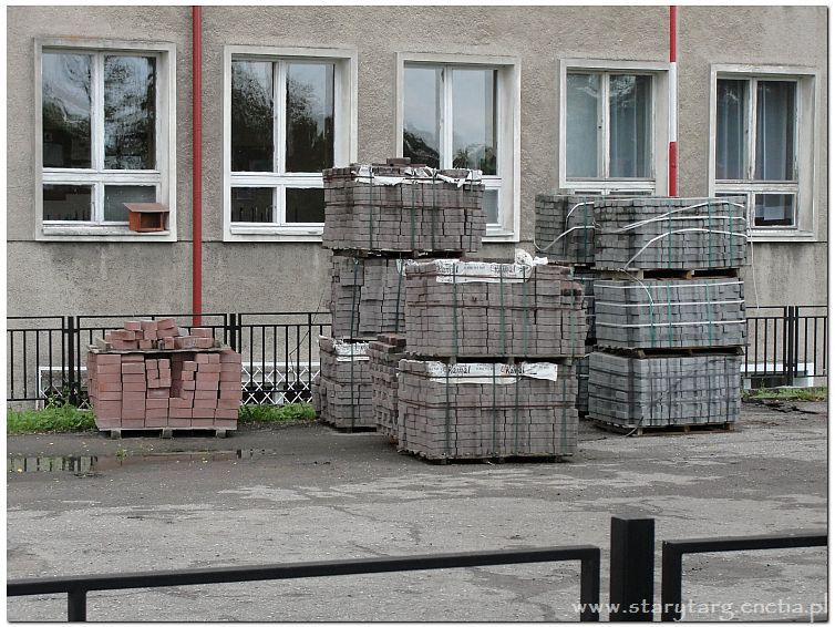 Podwrko szkolne w czasie budowy parkingu