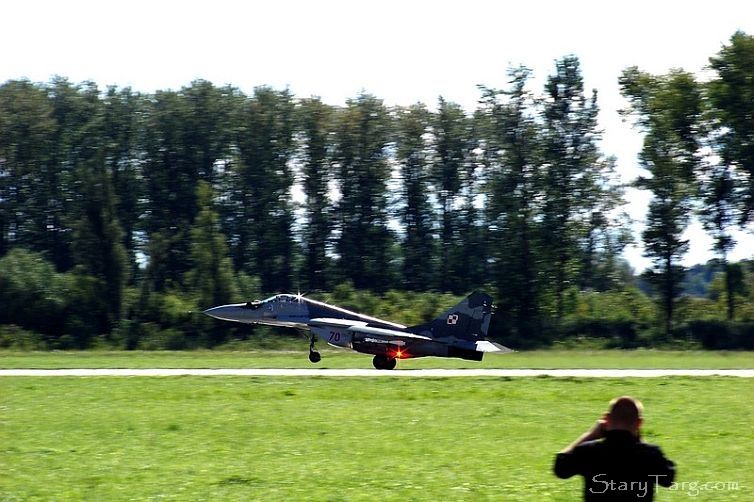 Ldowanie MiG-a29 EPMB  - uzbrojona para dyurna