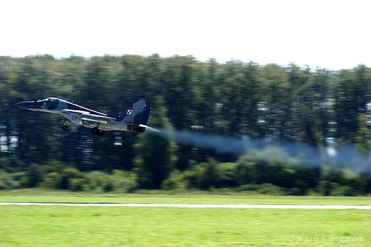 MiG29 EPMB - przelot nad pyt lotniska