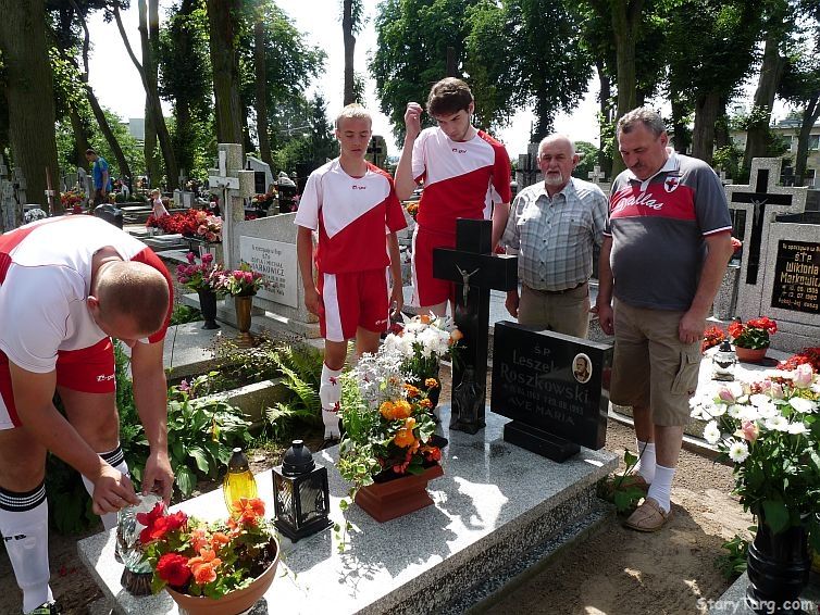 Zoenie kwiatw i zapalenia znicza na grobie p. Leszka Roszkowskiego