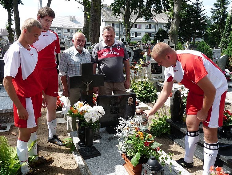 Zoenie kwiatw i zapalenia znicza na grobie p. Leszka Roszkowskiego